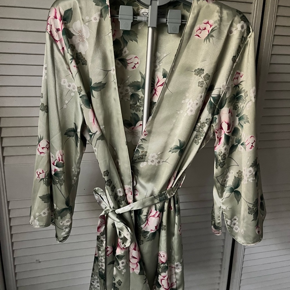Oscar de la Renta Floral Satin Robe in Green and Pink